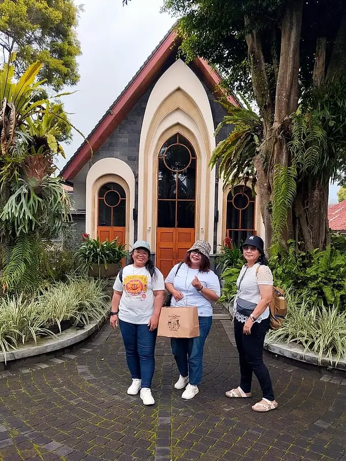 Peserta di depan kapel kayu, Lembang