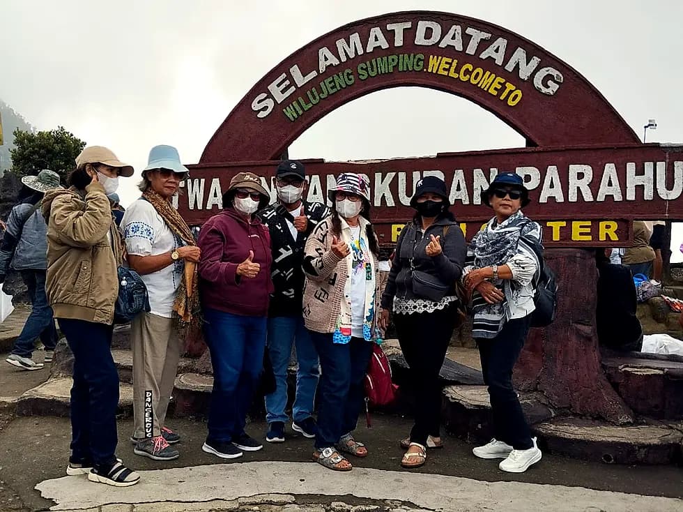 Rombongan Nadia Tour berfoto di gerbang Tangkuban Perahu